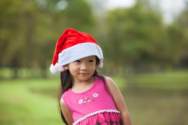 Liten asiatisk tjej med santa hatt — Stockfoto