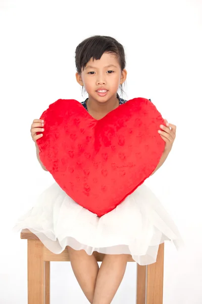 Beetje Aziatisch meisje houdt het hart — Stockfoto