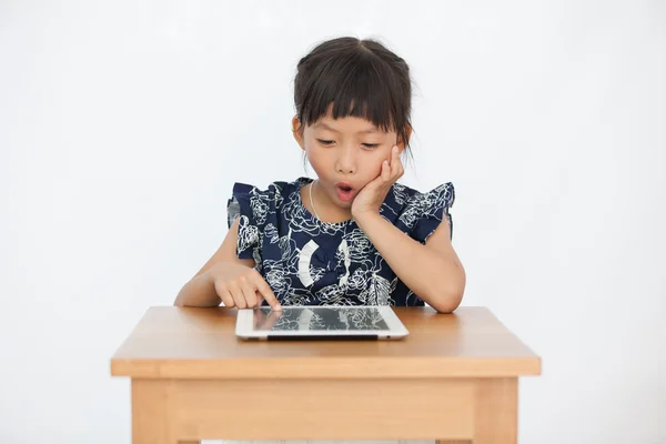 平板电脑的小亚洲女孩 — 图库照片