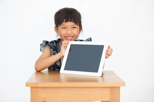 Pouco menina asiática com tablet — Fotografia de Stock