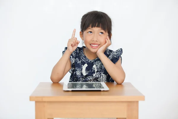Malá Asiatka s tabletem — Stock fotografie