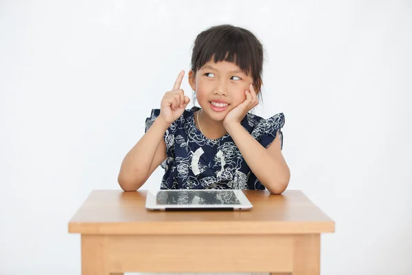 Pequeña chica asiática con tablet — Foto de Stock