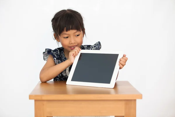 Pouco menina asiática com tablet — Fotografia de Stock