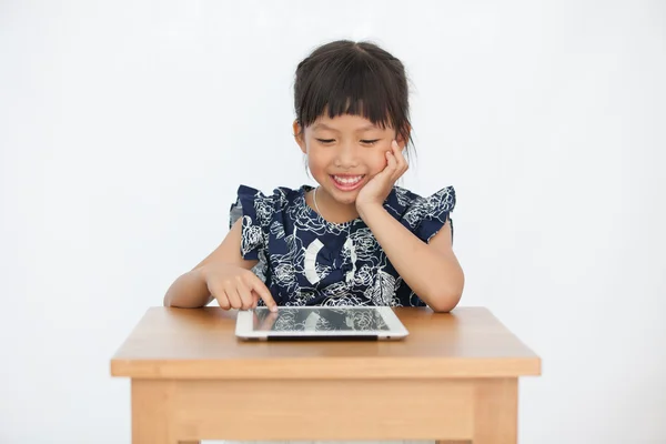 Pouco menina asiática com tablet — Fotografia de Stock