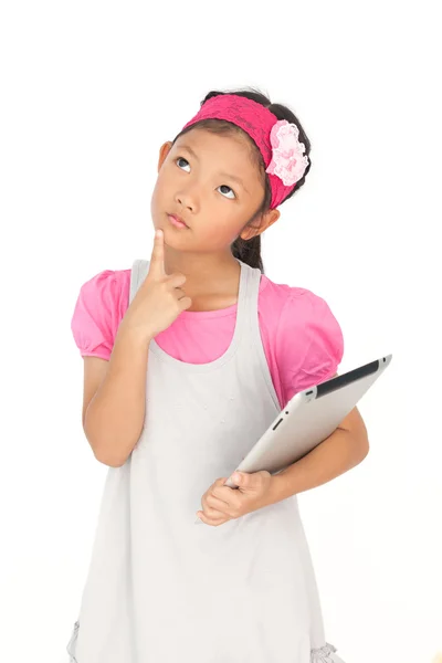 Pequeña chica asiática con tableta pc aislado sobre fondo blanco — Foto de Stock