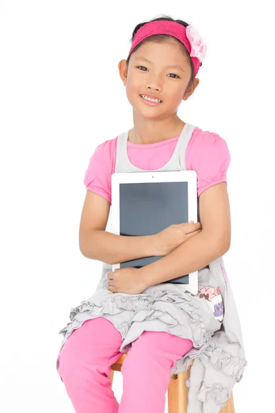 Tablet pc 的小亚洲女孩隔离在白色背景上 — 图库照片