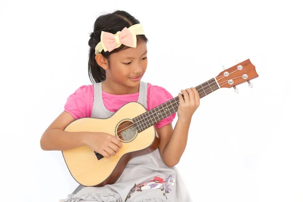 Aziatische meisjes zingen een lied en spelen ukulele isoleren op wh Rechtenvrije Stockfoto's