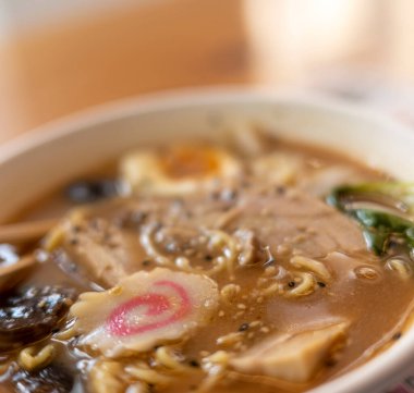 Bir tepside restorandan bir kase ramen. Domuz eti, yumurta ve soğanlı Japon ramen çorbası.
