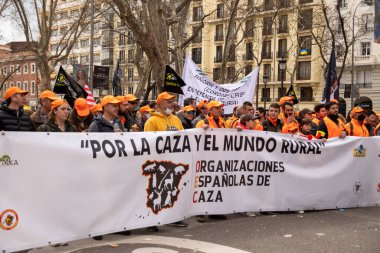Madrid İspanya; 20 Mart 2022: Madrid kırsal dünyasının tanıtımı. Yüz binlerce protestocu 