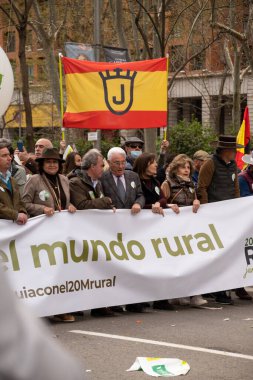Madrid İspanya; 20 Mart 2022: Madrid kırsal dünyasının tanıtımı. Yüz binlerce protestocu 