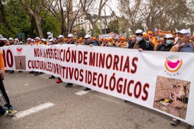 Madrid İspanya; 20 Mart 2022: Madrid kırsal dünyasının tanıtımı. Yüz binlerce protestocu 