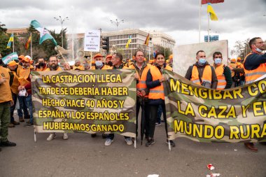 Madrid İspanya; 20 Mart 2022: Madrid kırsal dünyasının tanıtımı. Yüz binlerce protestocu 