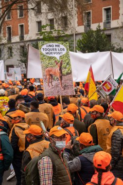 Madrid İspanya; 20 Mart 2022: Madrid kırsal dünyasının tanıtımı. Yüz binlerce protestocu 