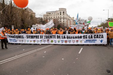 Madrid İspanya; 20 Mart 2022: Madrid kırsal dünyasının tanıtımı. Yüz binlerce protestocu 