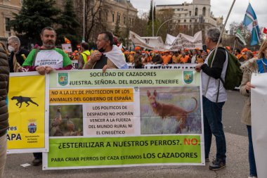 Madrid İspanya; 20 Mart 2022: Madrid kırsal dünyasının tanıtımı. Yüz binlerce protestocu 