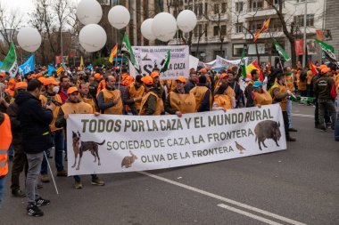 Madrid İspanya; 20 Mart 2022: Madrid kırsal dünyasının tanıtımı. Yüz binlerce protestocu 