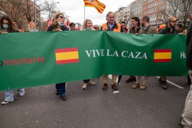 Madrid İspanya; 20 Mart 2022: Madrid kırsal dünyasının tanıtımı. Yüz binlerce protestocu 