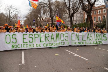 Madrid İspanya; 20 Mart 2022: Madrid kırsal dünyasının tanıtımı. Yüz binlerce protestocu 