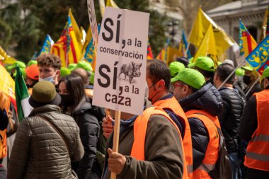 Madrid İspanya; 20 Mart 2022: Madrid kırsal dünyasının tanıtımı. Yüz binlerce protestocu 