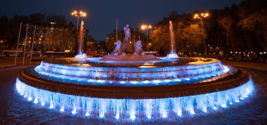 Madrid İspanya; 18 Nisan 2022: Neptün Çeşmesi Dünya Anıtları Günü onuruna maviyi aydınlattı