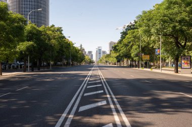 Madrid, İspanya; 28 Haziran 2022. NATO Zirvesi vesilesiyle Madrid 'in ana caddelerinde ve caddelerinde trafik kapatıldı. Paseo de la Castellana, Recoletos, Alcal Caddesi ve Gran üzerinden.
