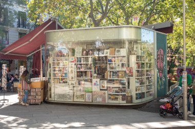 Madrid İspanya, 5 Ekim 2022, Santa Barbara Kitapevi, Plaza de Santa Barbara. Plaza de Santa Barbara 'nın merkezinde, Alonso Martinez yakınlarında saydam bir kitapçı.