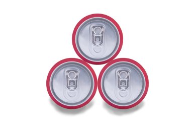 Üç alüminyum içecek gölge