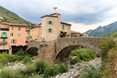 Le Pont Vieux, Fransa 'nın Sospel şehrinde bulunan ve orta çağda İtalya ile Fransa arasında gümrük noktası olan küçük ve güzel bir köprüdür..