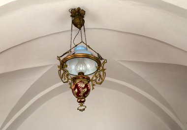 Miclosoara Romanya Kalnoky kalesi. Gotik tavan altında Art Nouveau desenli eski moda petrol lambası..