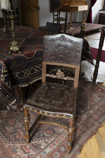 Miclosoara罗马尼亚Kalnoky城堡德国艺术新潮印刷丘比特图案皮革椅子 — 图库照片