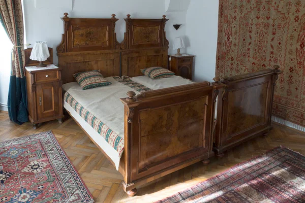 Miclosoara Rumänien Burg Kalnoky Walnusswurzel Gemusterte Betten Schlafzimmer Des Schlosses — Stockfoto