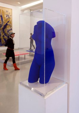 2014.01.24. Müzedeki güzel ziyaretçiler. La Venus d 'Alexandrie Venüs Bleue heykeli Yves Klein tarafından MAC, Modern ve Çağdaş Sanat Müzesi' nde.