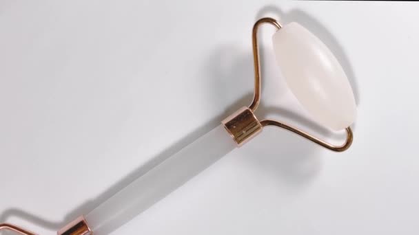Білий масажний кварцовий валик для обличчя крупним планом ізольований на білому тлі — стокове відео
