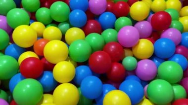 Çocukların evde ve dışarıda oynayacağı kuru bir havuz için çok renkli toplar. Çocuklar için eğlence ve eğlence kavramı