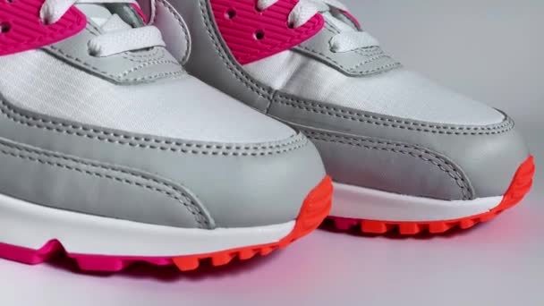 Le famose scarpe da ginnastica Nike Air Max 90 su sfondo bianco. — Video Stock