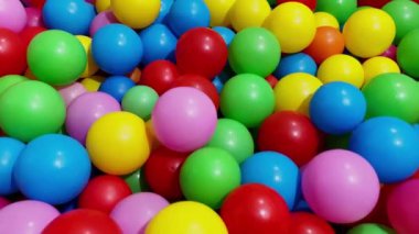 Çocukların evde ve dışarıda oynayacağı kuru bir havuz için çok renkli toplar. Çocuklar için eğlence ve eğlence kavramı