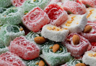 Türk lokumu kırmızı, beyaz ve yeşil renklerde. Seyahat ve turizm.