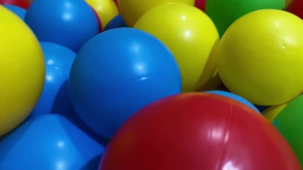 Boules multicolores pour une piscine sèche pour les enfants à jouer dans la maison et à l'extérieur. — Video