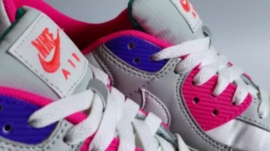 Kharkov, Ukrayna - 05 Ekim 2021: Beyaz arka planda ünlü Nike Air Max 90 spor ayakkabısı. Waffle tabanlı ikonik ayakkabı, dikişli kaplamalar klasik termoplastik aksanlar ve güzel sulu