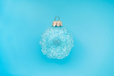Mavi arka planda tümsekler olan mavi noel balosu. En düşük Noel tasarımı, metin için yer