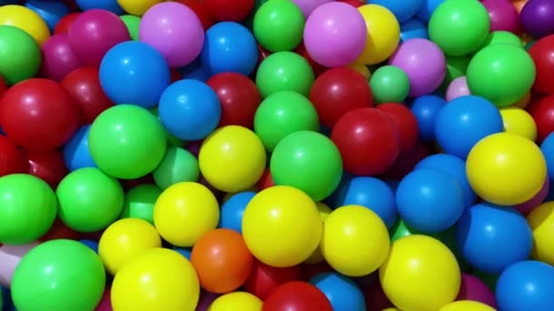 Multi-barevné míče pro suchý bazén pro děti hrát v domě a venku. — Stock video