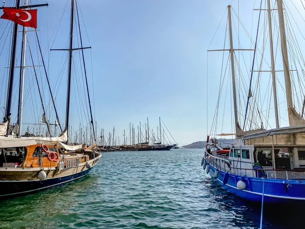 Vista del terraplén de una ciudad turística en Turquía con barcos amarrados en el muelle con vistas a las montañas y al mar. — Foto de Stock