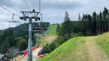 Sezon dışında bir kayak merkezinde kaldırma. Aktif eğlence ve spor konsepti