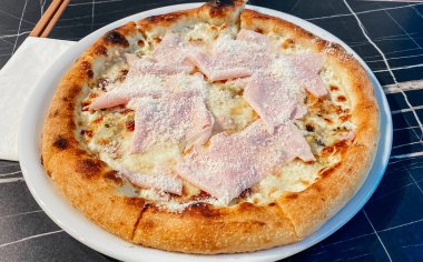 Prosciutto cotto ve taleggio peynirli bir pizza.