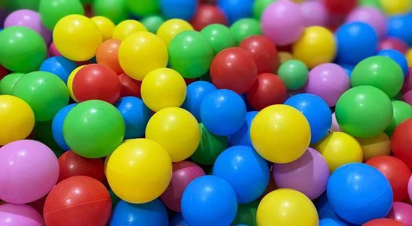 Multi-gekleurde ballen voor een droog zwembad voor kinderen om te spelen in huis en buiten. — Stockfoto