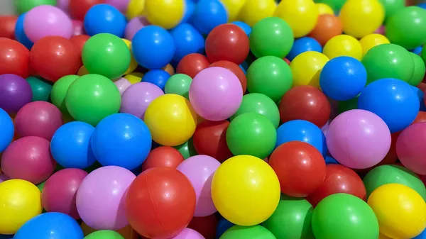 Multi-gekleurde ballen voor een droog zwembad voor kinderen om te spelen in huis en buiten. — Stockfoto