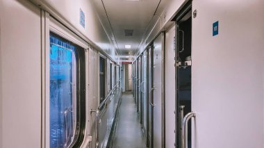 Tren vagonunun içinde. Taşıma ve seyahat kavramı