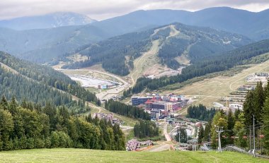 Sezon dışında bir kayak merkezinde kaldırma. Aktif eğlence ve spor konsepti