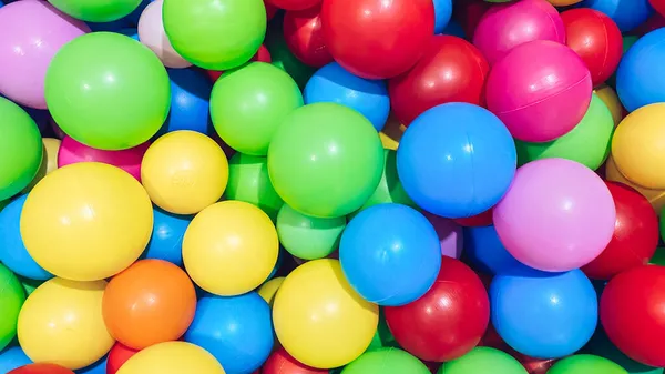 Multi-gekleurde ballen voor een droog zwembad voor kinderen om te spelen in huis en buiten. — Stockfoto