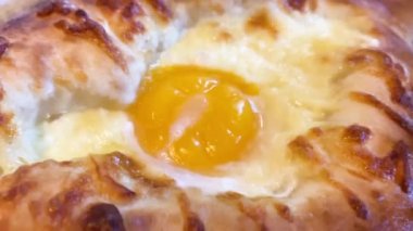 Geleneksel Gürcistan yemeği khachapuri 'nin pişirildiği bir restorandaki masaya yakın plan.